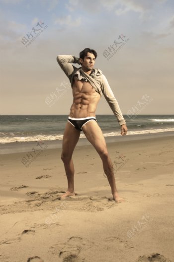 站在沙滩上的外国男人图片
