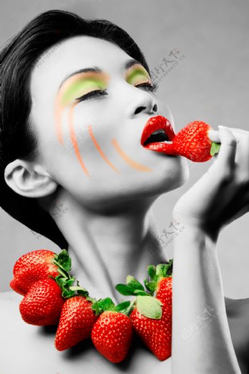 草莓与性感时尚美女图片