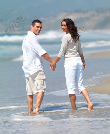 沙滩上手牵手的外国情侣图片