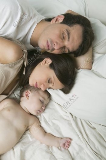 睡着的一家人图片