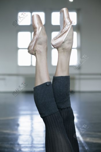 舞蹈女性演员脚部特写图片