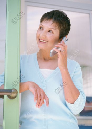 打电话的外国老年妇女图片