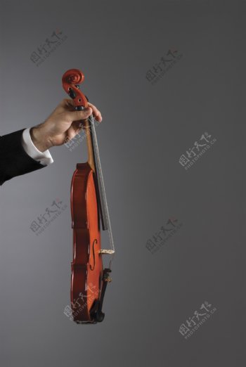 手拿着小提琴特写图片