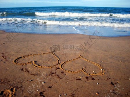 沙滩上画着两颗心