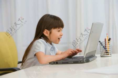 玩电脑的小女孩图片