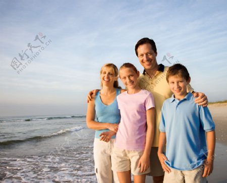 海边快乐的家庭图片
