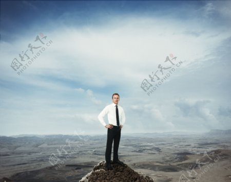 山顶上的商务男人图片