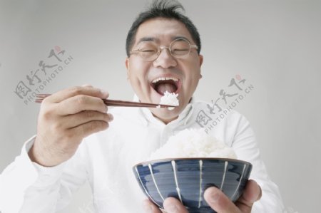 正在吃白米饭的男人图片