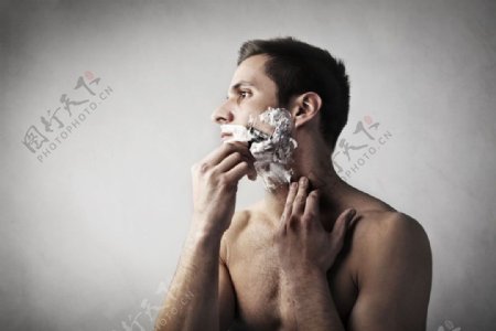 刮胡须的性感男人图片
