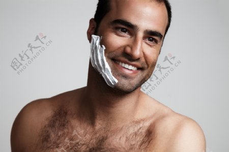 刮胡须的肌肉男人图片