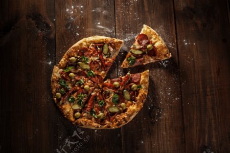 木板上的披萨图片