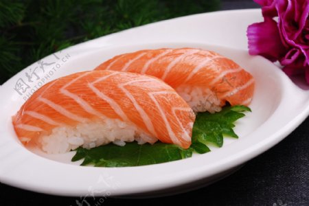 三文鱼握寿司图片