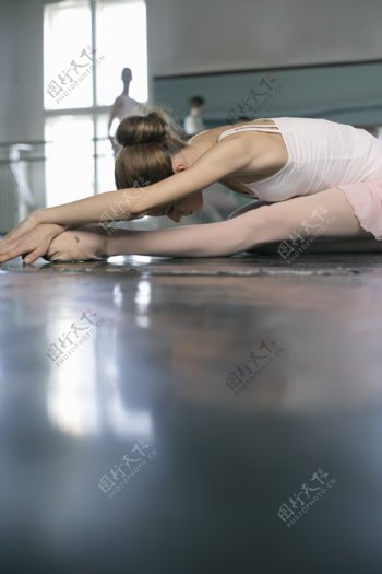 正在训练压腿的舞蹈演员图片