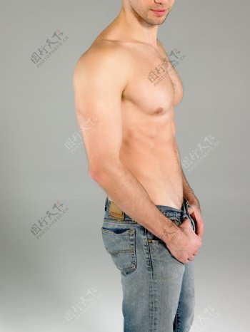 展示完美肌肉的外国男性图片