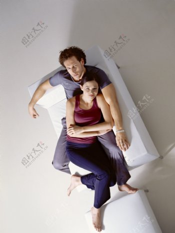 一起躺在沙发上的夫妻图片