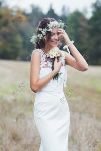 捧着花开心笑的新娘图片