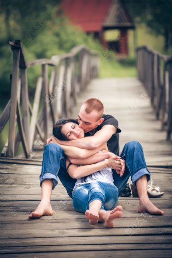 桥上坐着亲吻的情侣图片