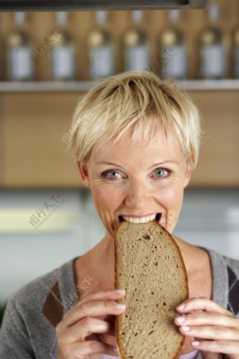 吃杂粮面包的美女图片