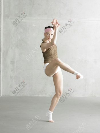 动感舞姿的健身美女图片
