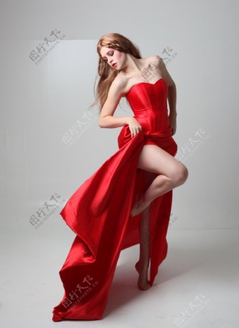 红色礼服美女图片