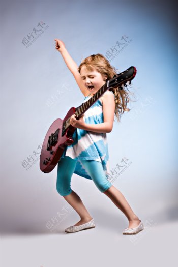 弹吉他的小女孩