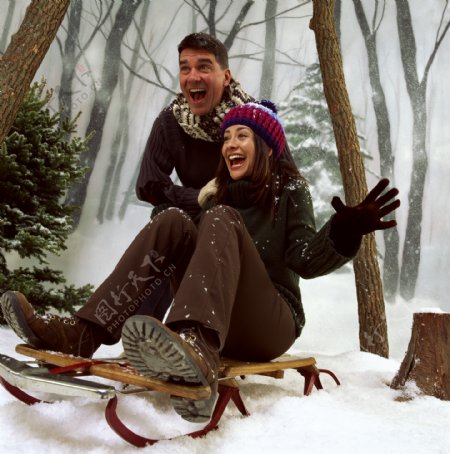 坐雪橇的夫妻图片