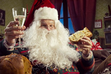 拿着面包和酒的圣诞老人图片