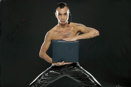 笔记本电脑代言人男性模特图片