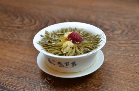 泡开茶叶绽放的花茶图片
