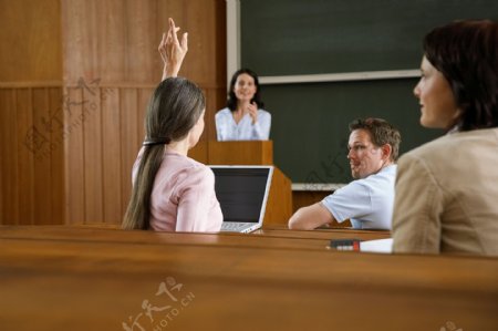 课堂上举手提问的女人图片