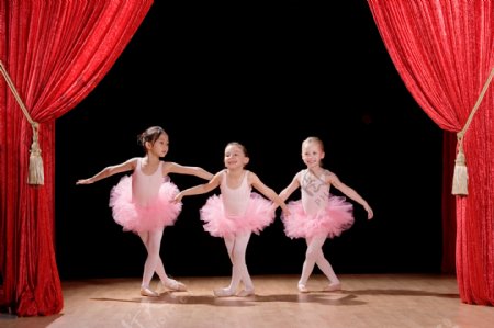 舞台上跳芭蕾的小女孩图片