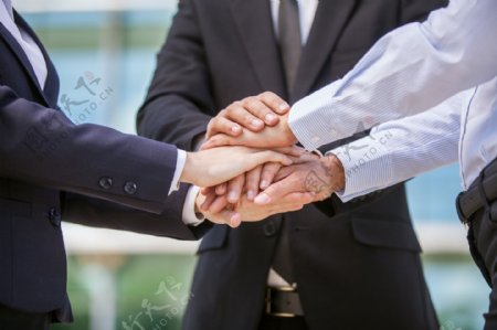 握手合作的商务团队图片