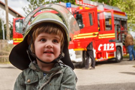 儿童消防队员图片