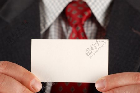 展示空白卡片的商务人士图片