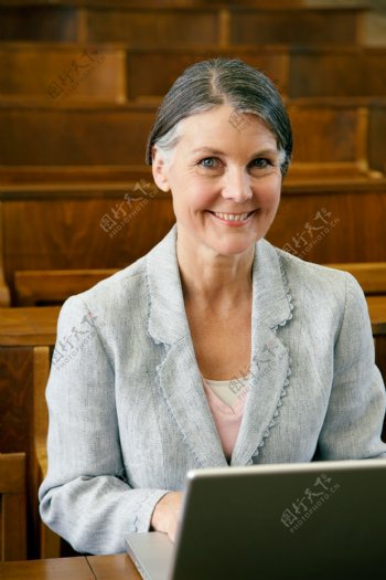 正在用电脑的女人图片