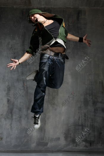 跳街舞的男人图片