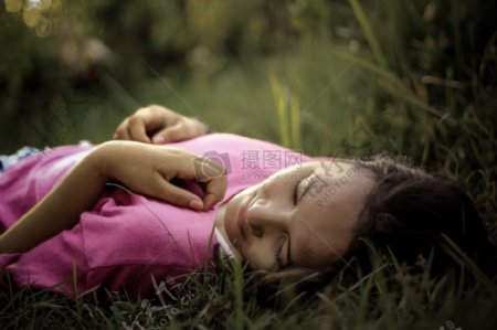躺在草丛中的女子