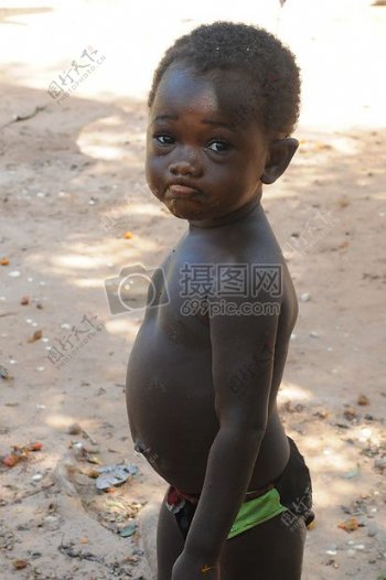 沙滩上的非洲男孩