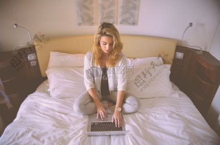 在床上玩电脑的女人