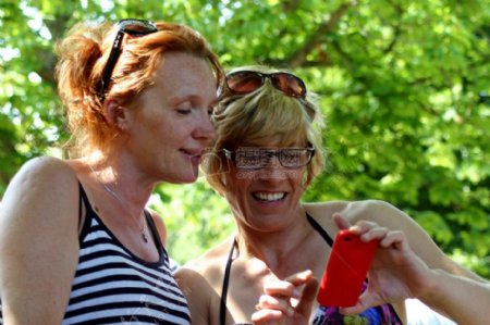 两个女人看手机