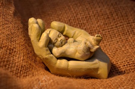 手掌里的宝宝雕塑
