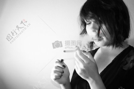 抽烟的女人照片