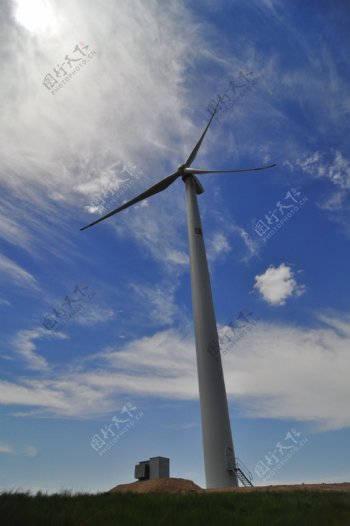 白云和风力发电机组图片