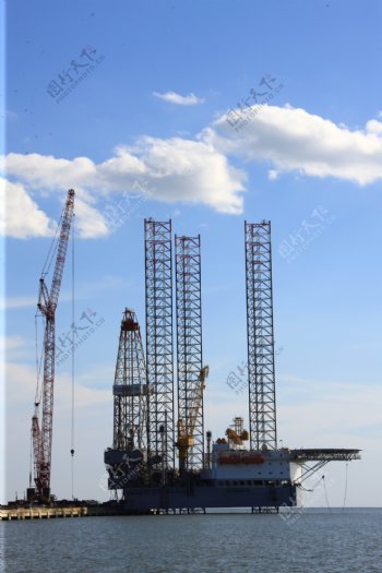 海上钻井油田平台图片