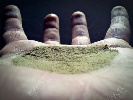 手中的沙像泪水流