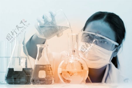 研究化学试验的女科学家图片
