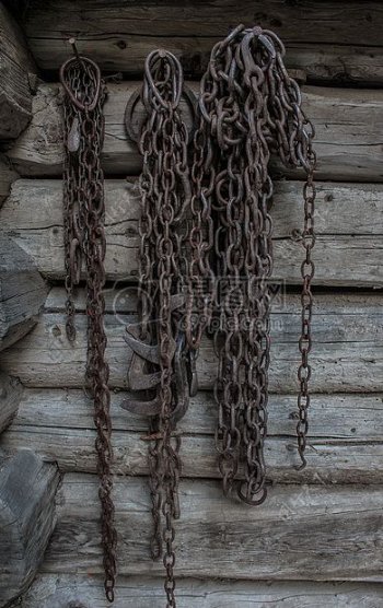 木板上的铁链