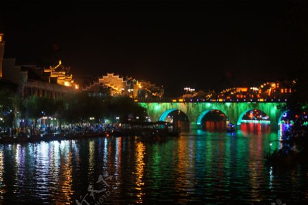 绿色灯光的镇远河大桥图片