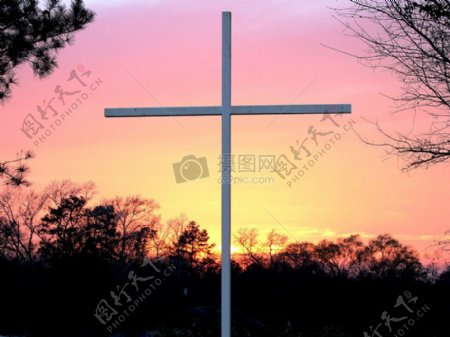 夕阳下的十字架