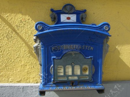 精致的蓝色邮政信箱
